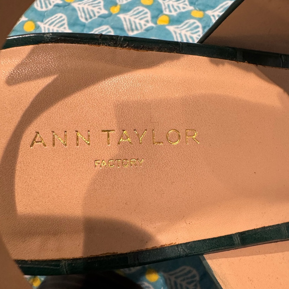 Ann Taylor factory, Green Croc-Embossed Block Heel Sandals; 8M. - Picture 4 of 7